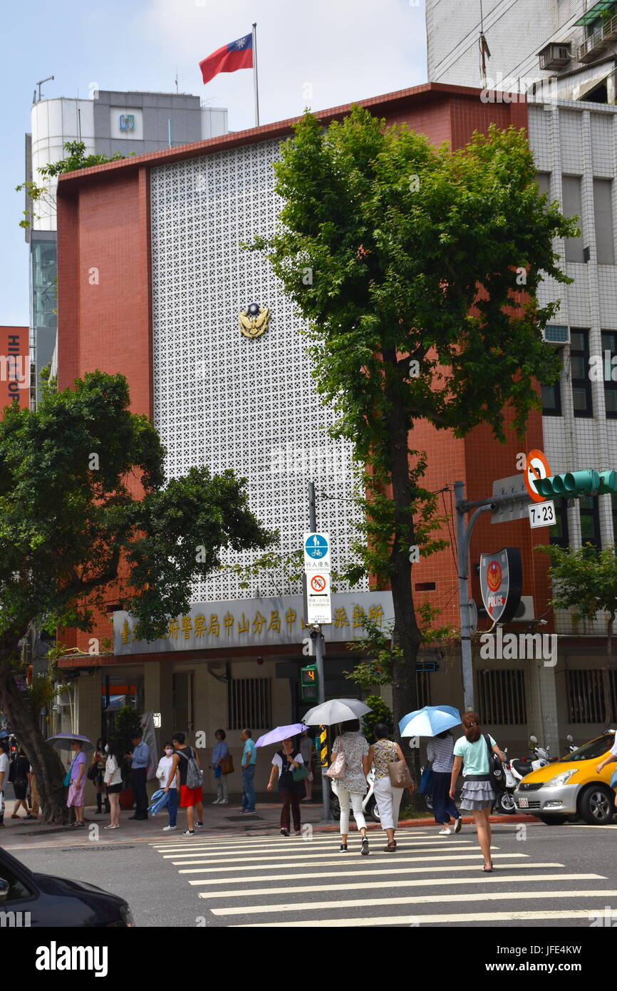 TaipeiPolizeiStation auf der anderen Straßenseite von Mackay Hospital