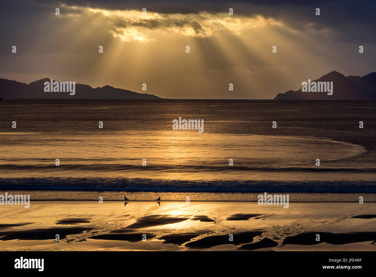 Dramatischen Sonnenuntergang an der Küste von Nordwesten Spaniens in der Nähe der Stadt Vigo in der Provinz Pontevedra in der Region Galicien, Spanien. Stockfoto