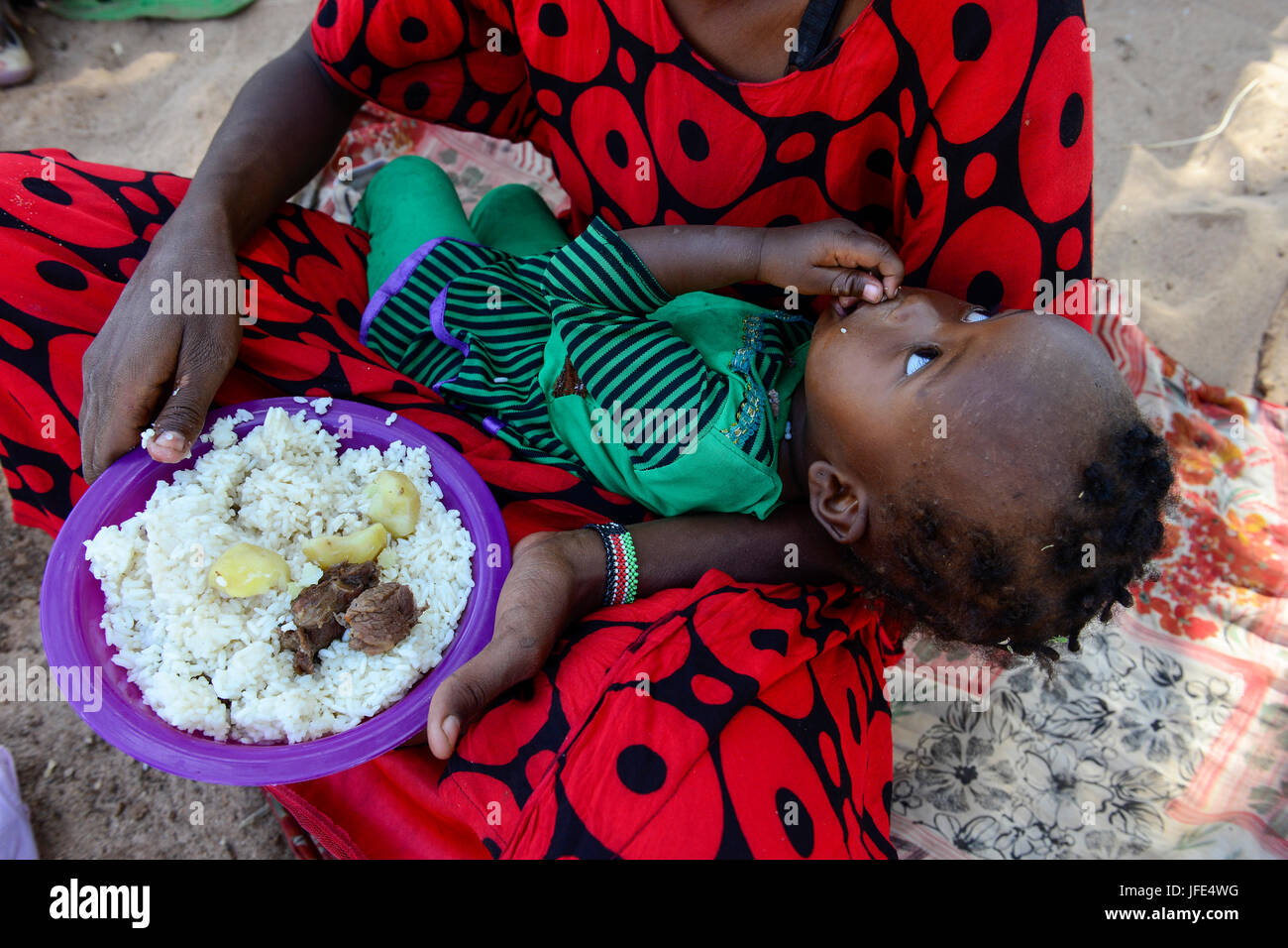 Kenia, Marsabit, Dorf Laisamis, Nahrung zu versorgen, für Samburu Frauen und Kinder / KENIA, Marsabit, Dorf Laisamis, Nahrungshilfe Fuer Samburu Frauen Und Kinder Stockfoto