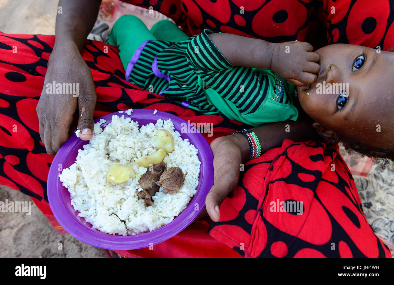 Kenia, Marsabit, Dorf Laisamis, Nahrung zu versorgen, für Samburu Frauen und Kinder / KENIA, Marsabit, Dorf Laisamis, Nahrungshilfe Fuer Samburu Frauen Und Kinder Stockfoto
