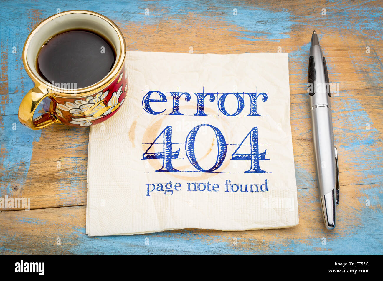 Fehler 404 - Web-Seite nicht gefunden melden - Handschrift auf einer Serviette mit einer Tasse Kaffee Stockfoto