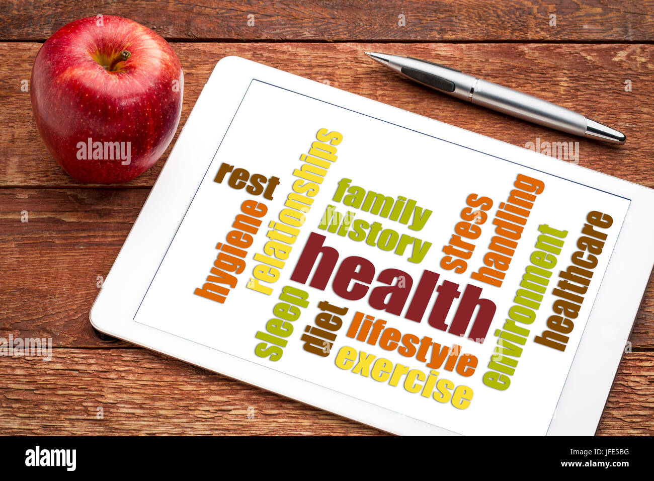 Gesundheitskonzept - Wortwolke auf einem digitalen Tablet mit Apfel Stockfoto