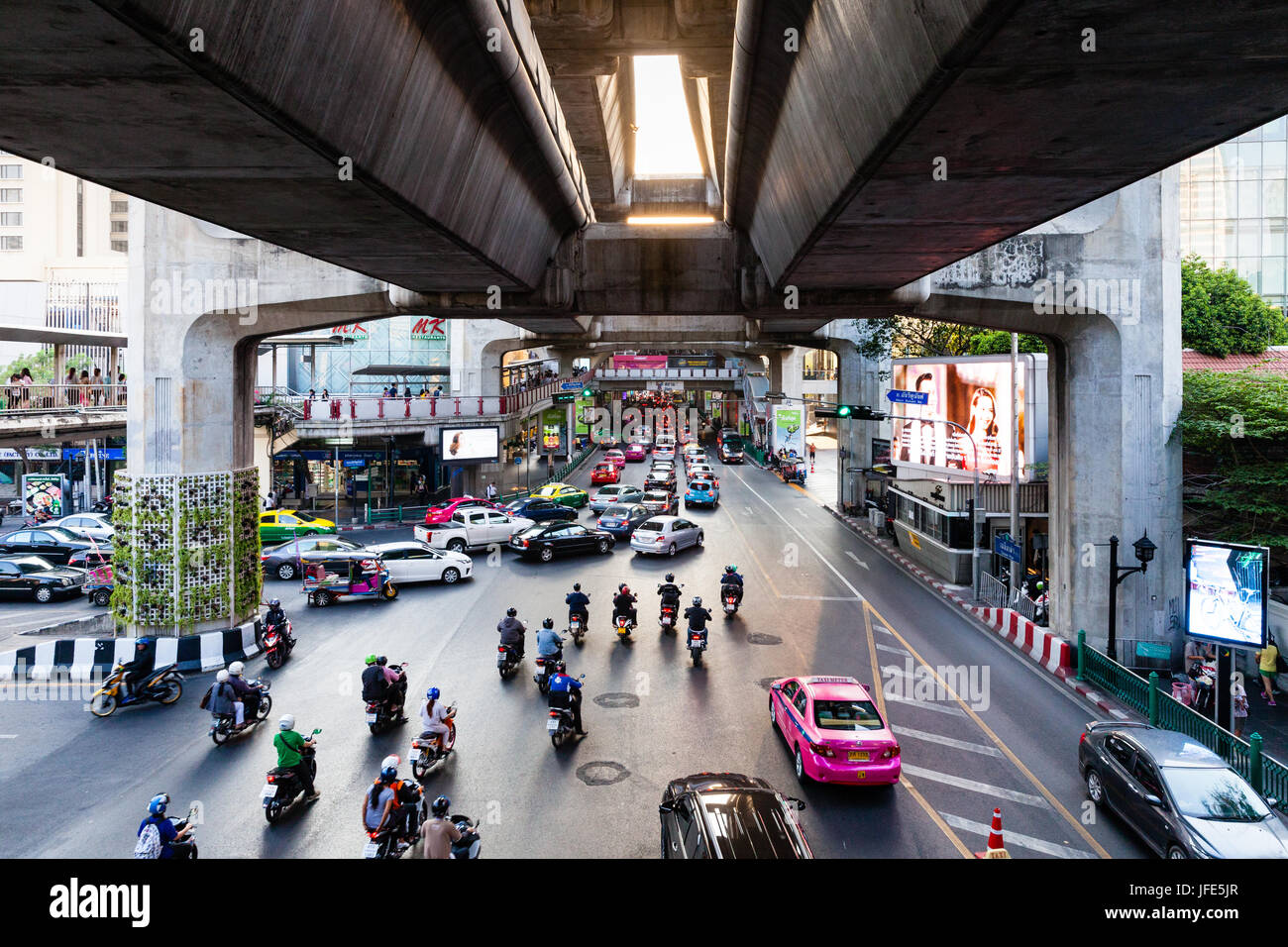 BANGKOK, THAILAND - APRIL 25: Verkehr auf den Straßen von Bangkok am 25. April 2016 in Bangkok, Thailand. Stockfoto