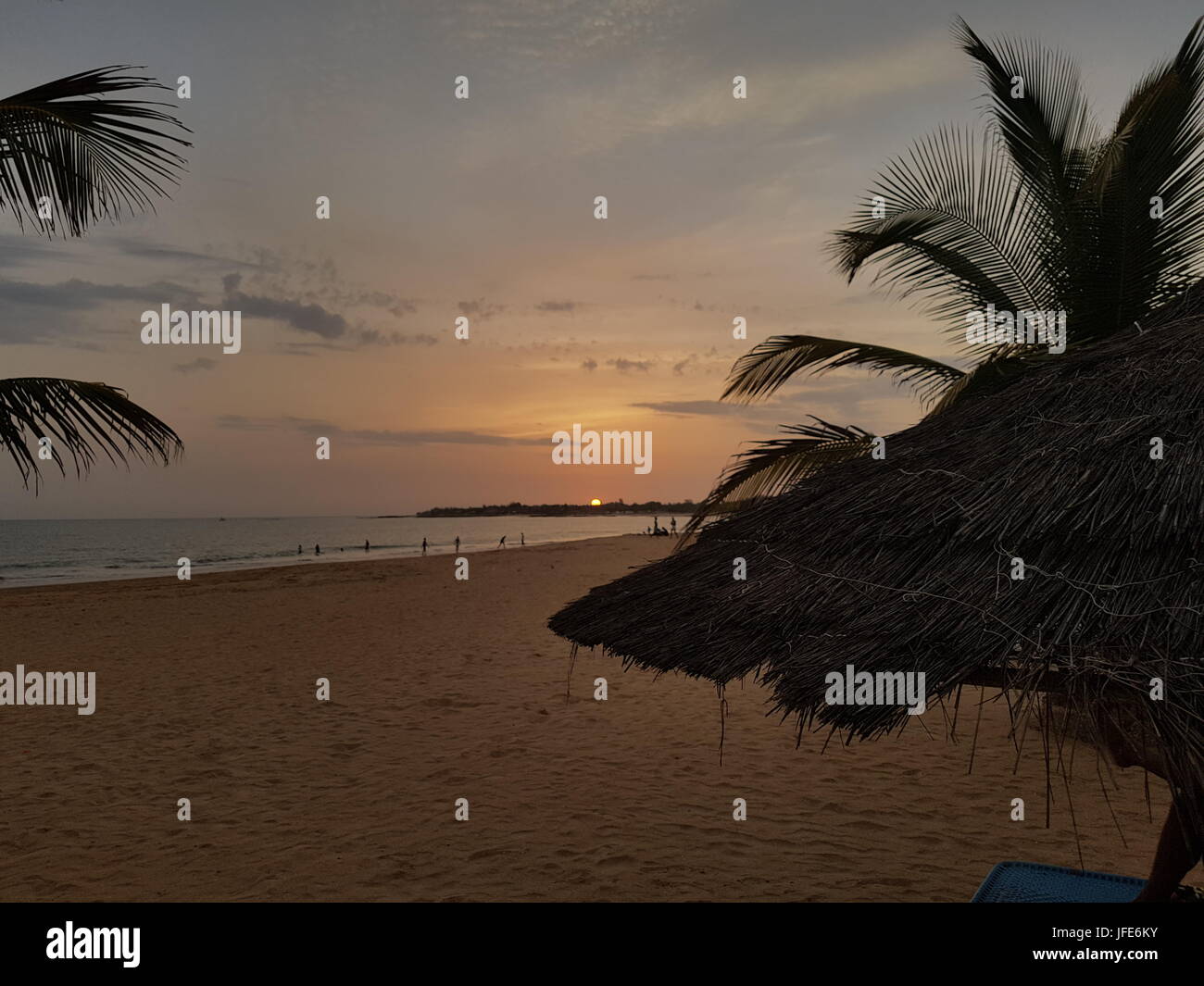 Sonnenuntergang über senegalesische Strand an der Küste des Atlantischen Ozeans Stockfoto