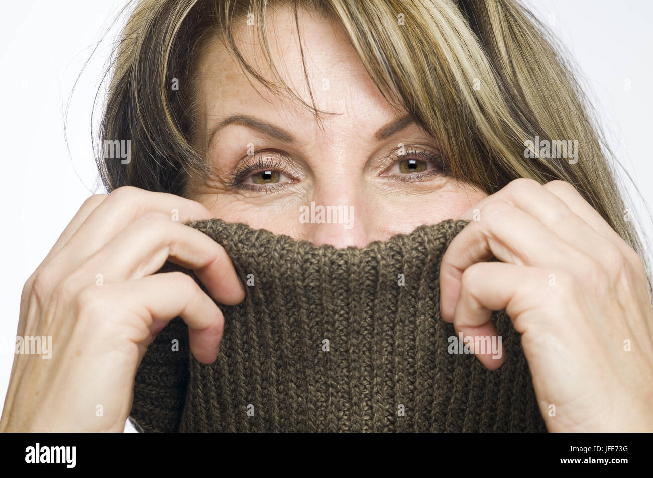 Braun pullover Rollkragen von Frau Stockfoto