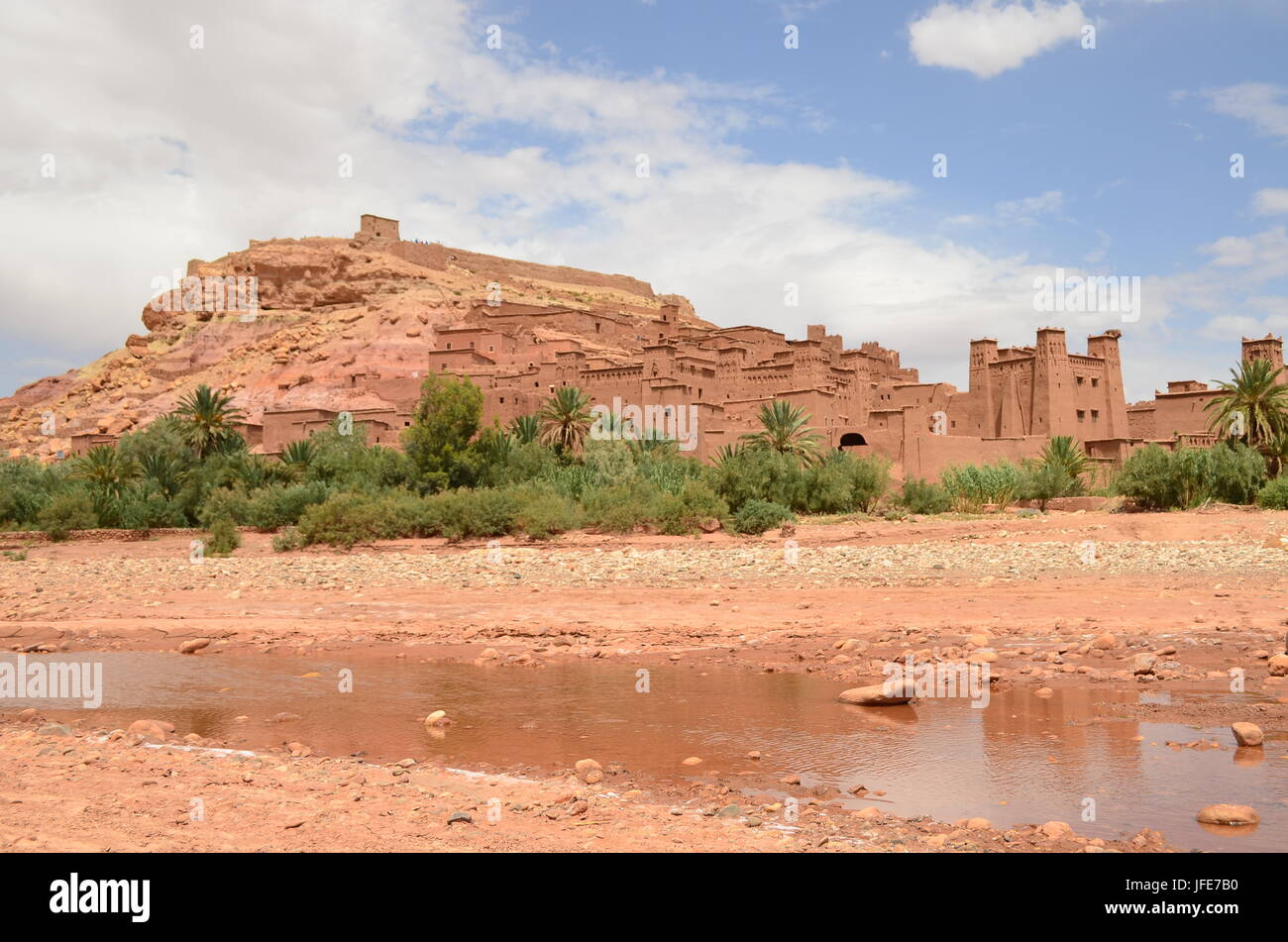 Dry Draa River in Aït Benhaddou Kasbah in Ouarzazate im Atlasgebirge, Marokko Stockfoto