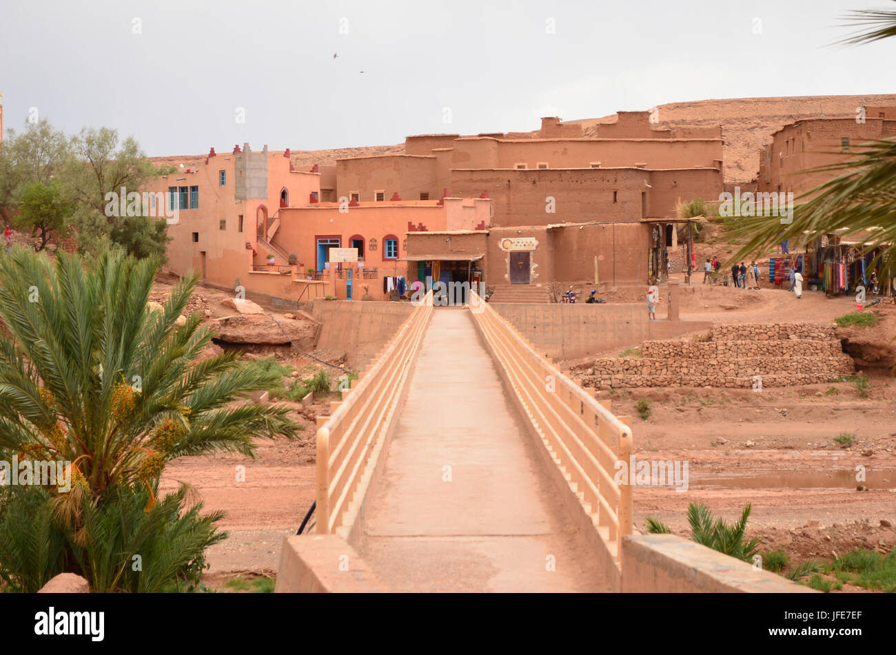 Bridge-Blick über Draa River bei Aït Benhaddou Kasbah in Ouarzazate im Atlasgebirge, Marokko Stockfoto