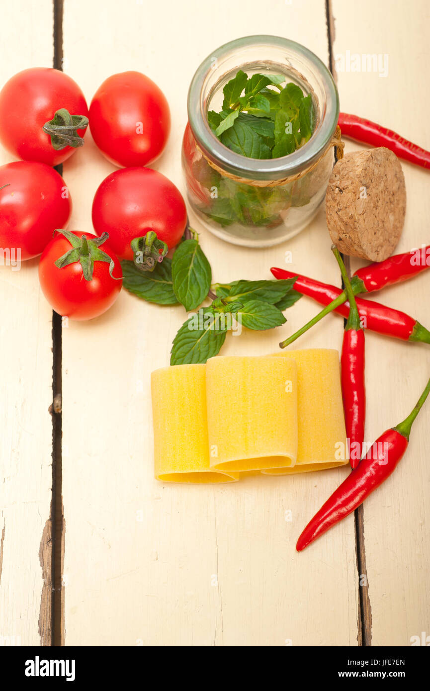 Italienische Pasta Paccheri mit Tomaten und Minze Chili Stockfoto