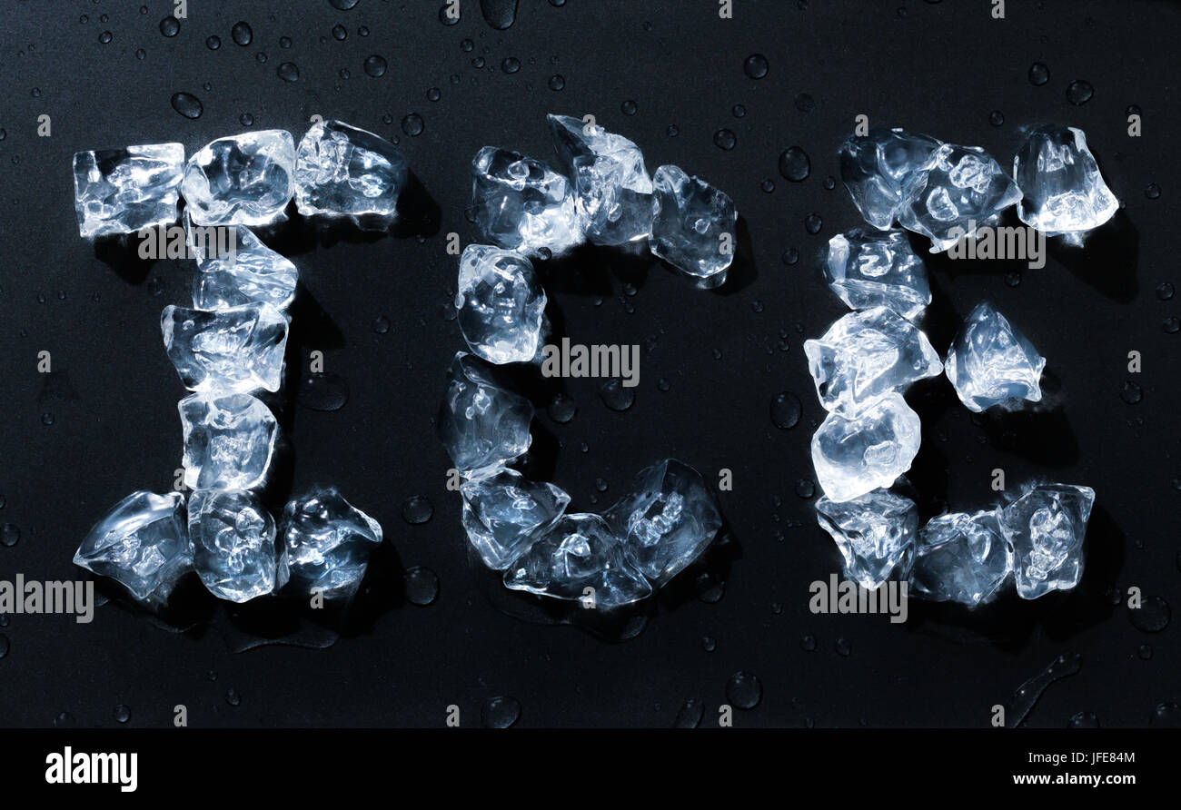 Eis-Wort geschrieben in Eiswürfel schmelzen mit Wassertropfen. Dunklen Hintergrund Stockfoto