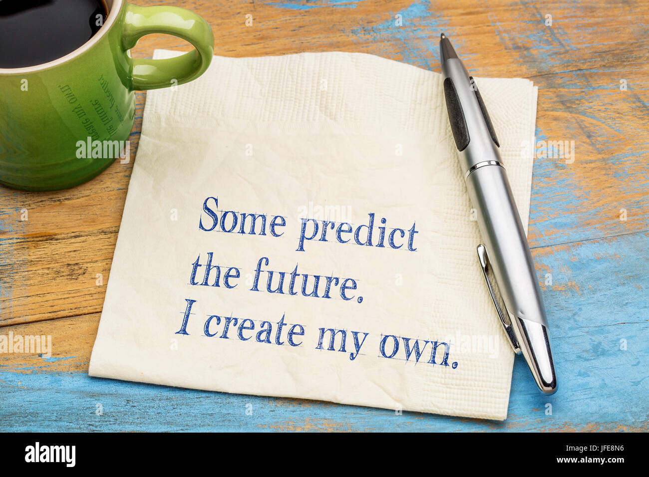 Einige sagen die Zukunft voraus. Erstelle ich meine eigene. Motivierende Handschrift auf einer Serviette mit einer Tasse Kaffee Stockfoto