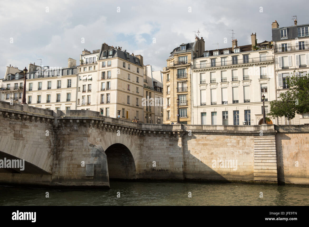 Ein Blick auf die Paris Stadtbild und Architektur vom Seineufer Boot Kreuzfahrt. Stockfoto