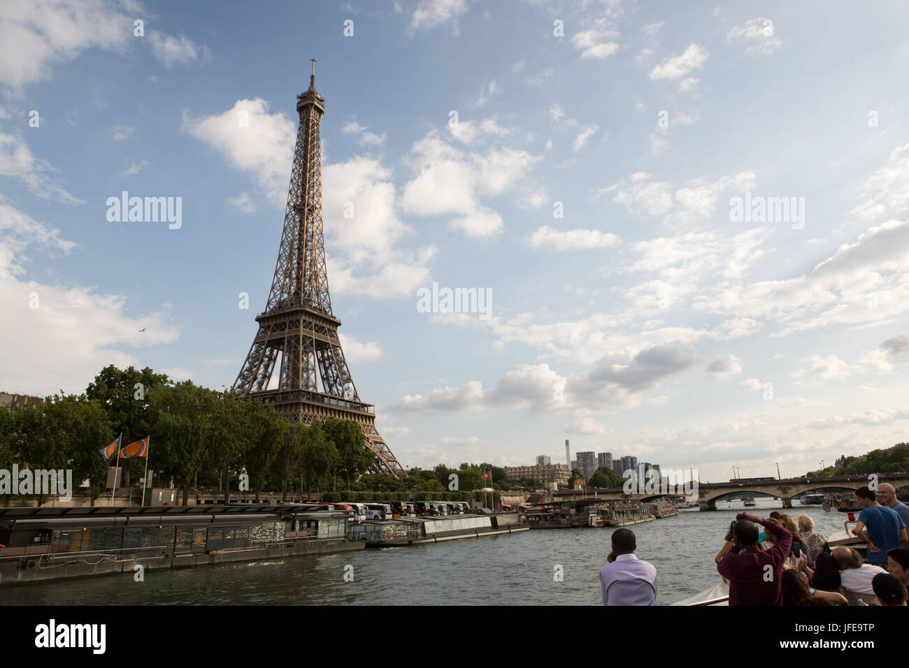 Ein Blick auf den Eiffelturm von einer Bootsfahrt Seineufer. Stockfoto