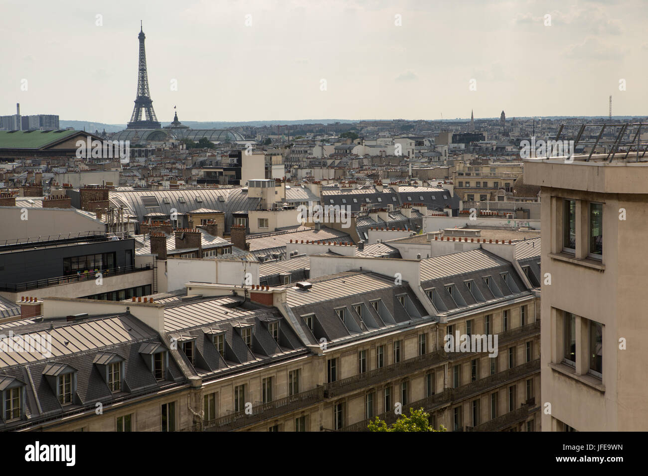 Der Eiffelturm überragt das Stadtbild von Paris. Stockfoto