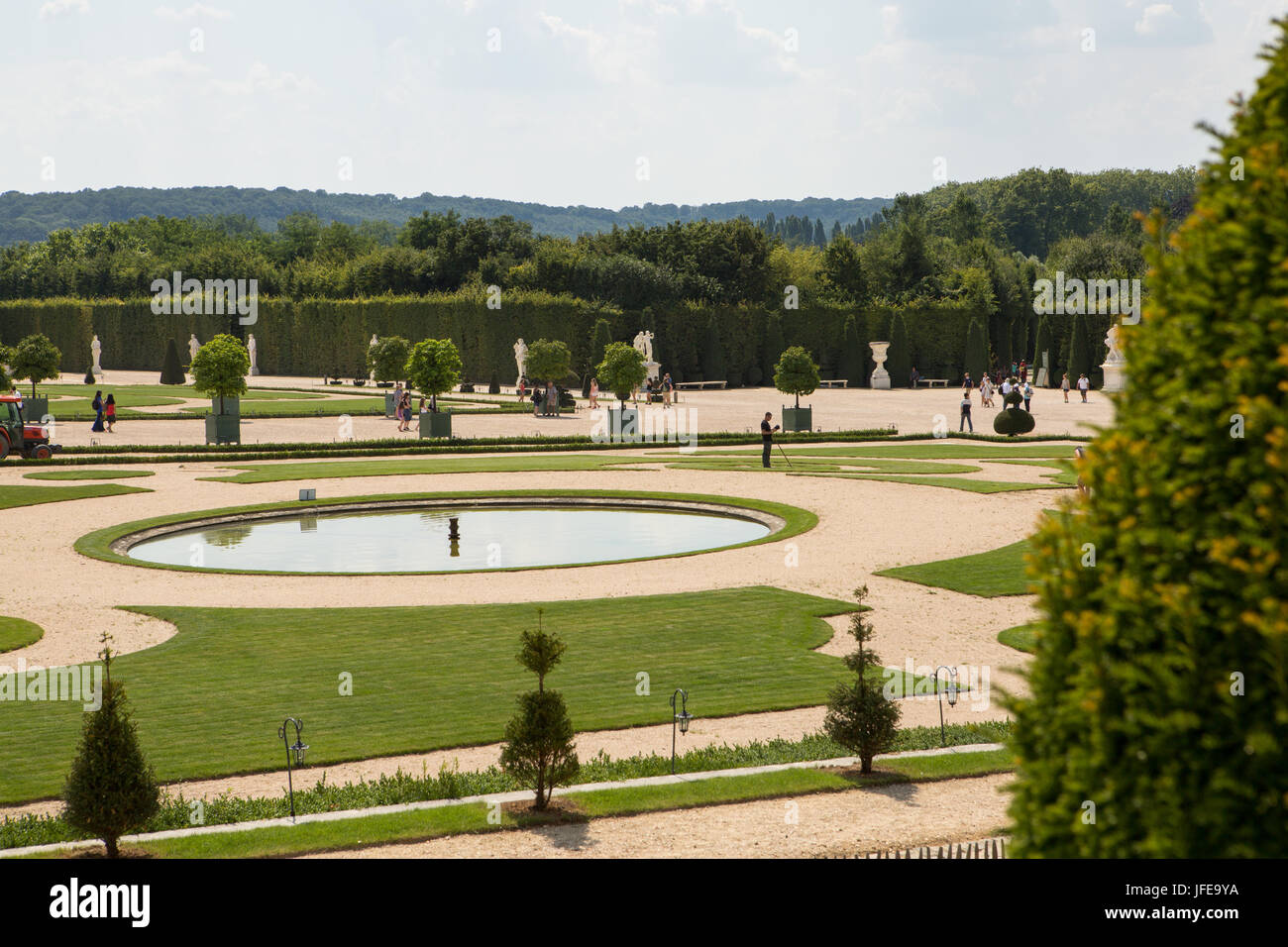 Ein Blick auf die Gärten um das Schloss von Versailles. Stockfoto
