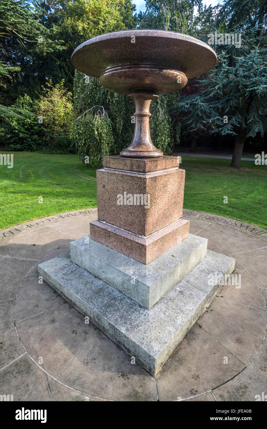 Der Granit Urn Kennzeichnung der Website von Cooks Geburtshaus in Stewart Park, Marton, Middlesbrough. Stockfoto