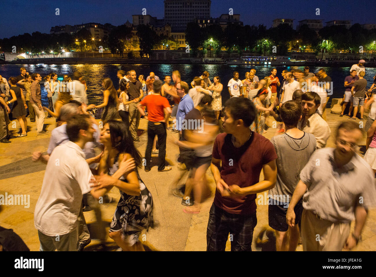 In Sommernächten Parisern lernen und tanzen den Tango in der Nähe von dem Fluss Seine. Stockfoto