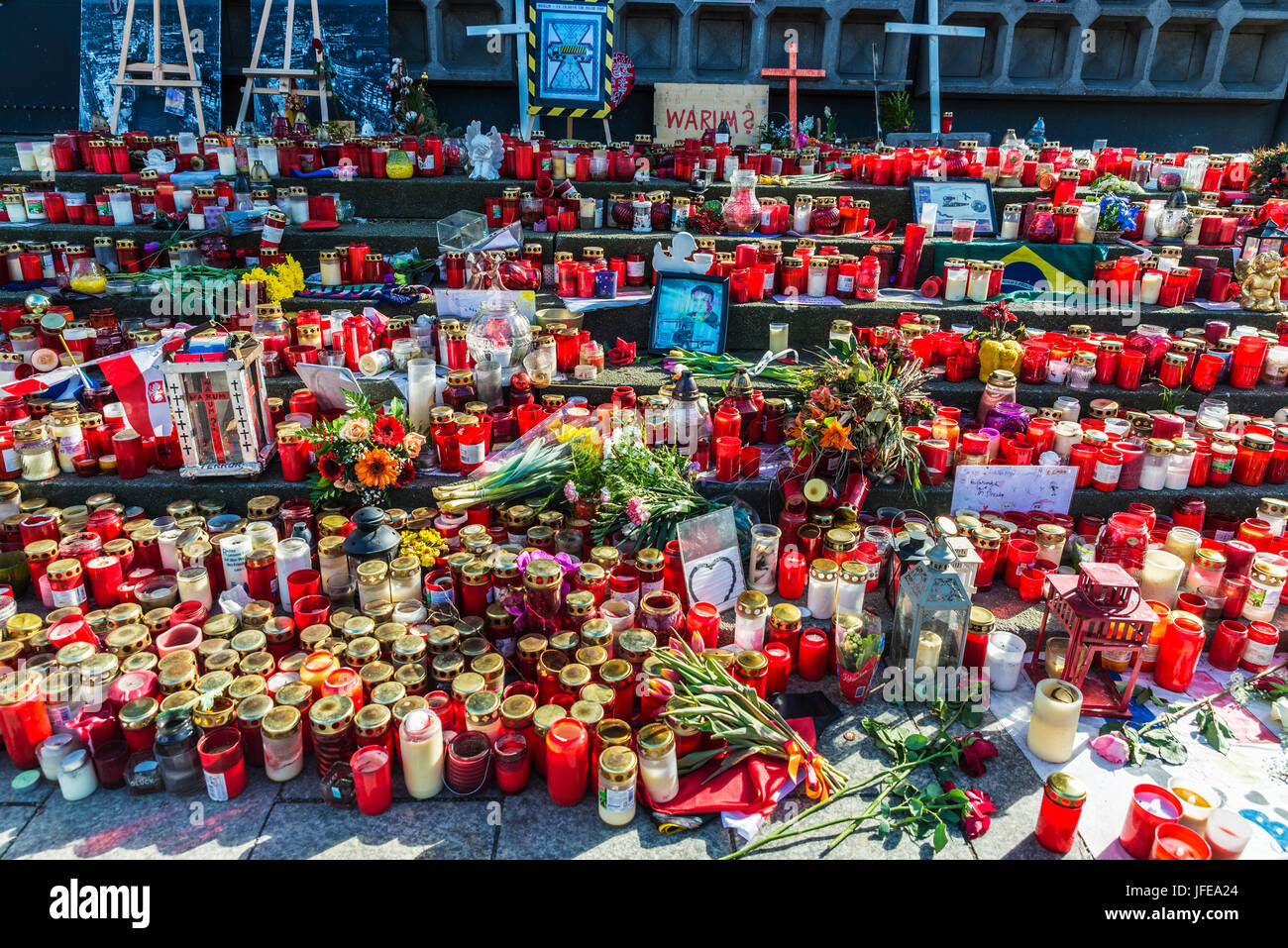 Berlin, Deutschland - 14. April 2017: Kerzen im Kaiser-Wilhelm-Gedächtnis-Kirche durch die Bombardierung von Berlin ereignete sich am 19. Dezember 2016 in einen Weihnachtsmarkt Stockfoto