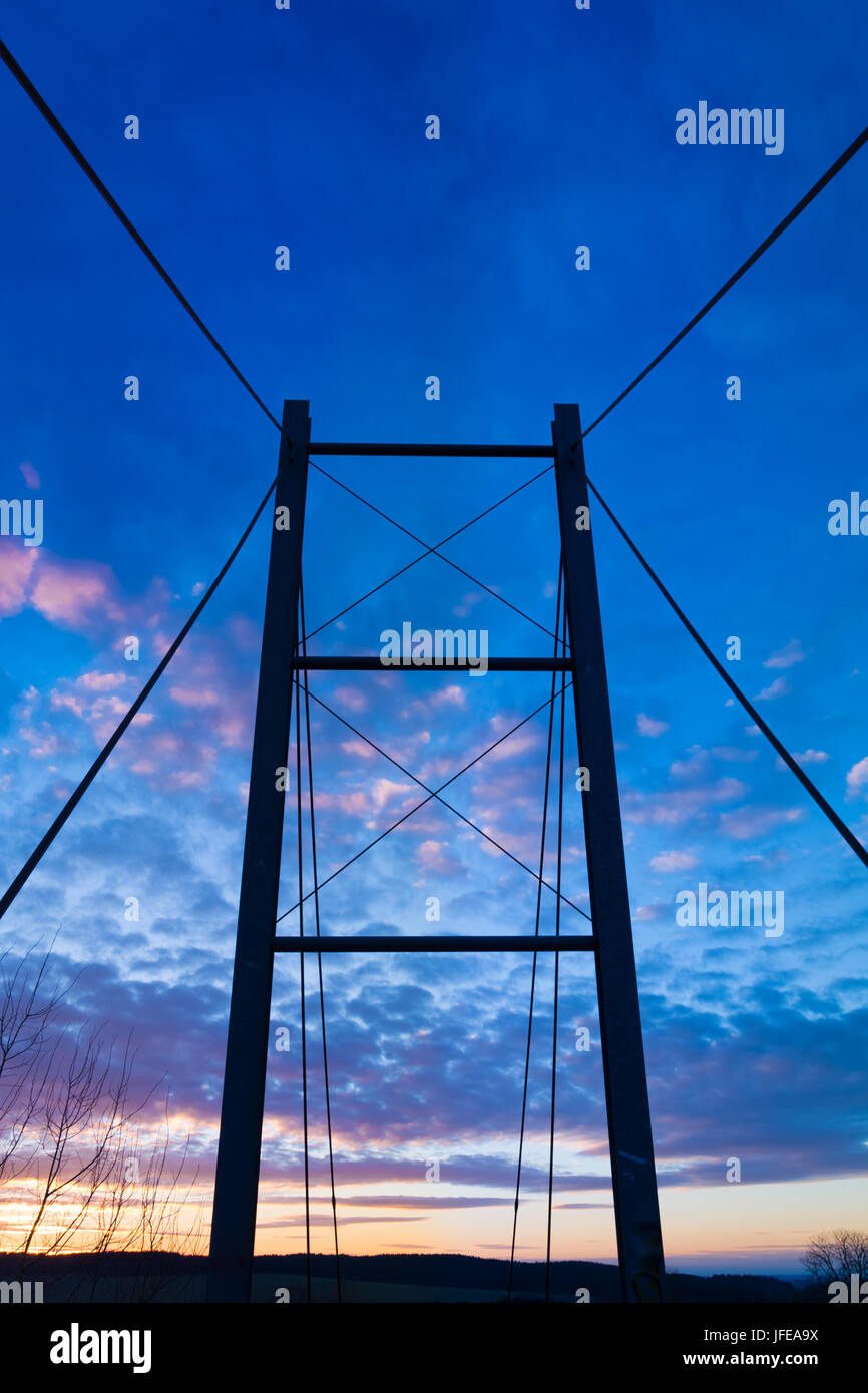 Brücke in den Sonnenuntergang Stockfoto