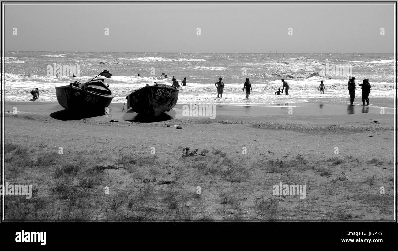 Strand Meer. Künstlerische Silhouetten von Menschen am Strand. Stockfoto