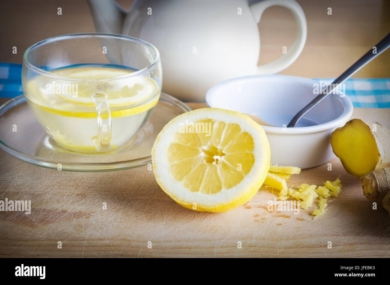 Küche-Vorbereitung-Szene mit Zutaten für einen Honig, Zitrone und Ingwer Drink - pflanzliche Hausmittel bei Erkältungen. Stockfoto