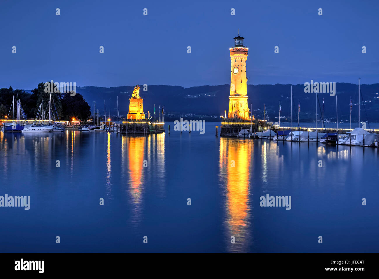 Lindauer Hafen und den Hafen gesehen zur blauen Stunde, Deutschland Stockfoto