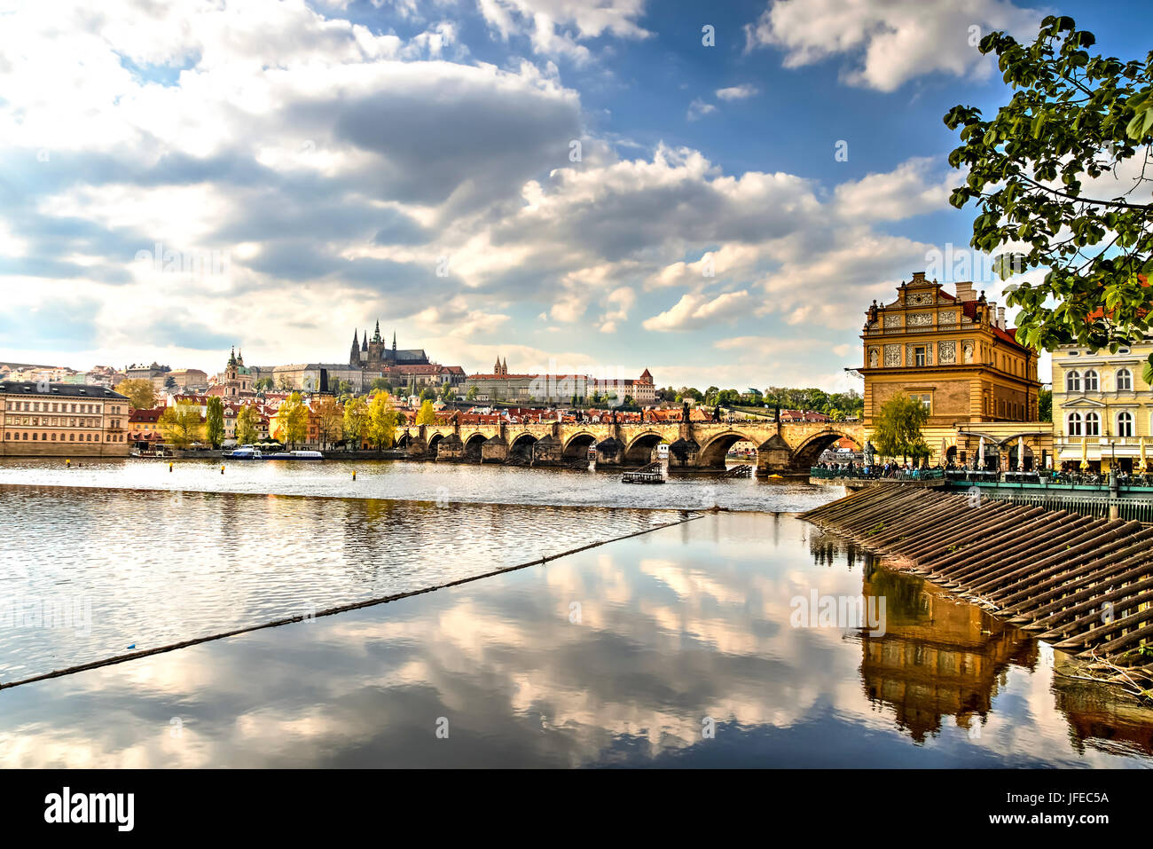 Charles Bridges über den Fluss Vitava in Prag, Tschechische Republik Stockfoto