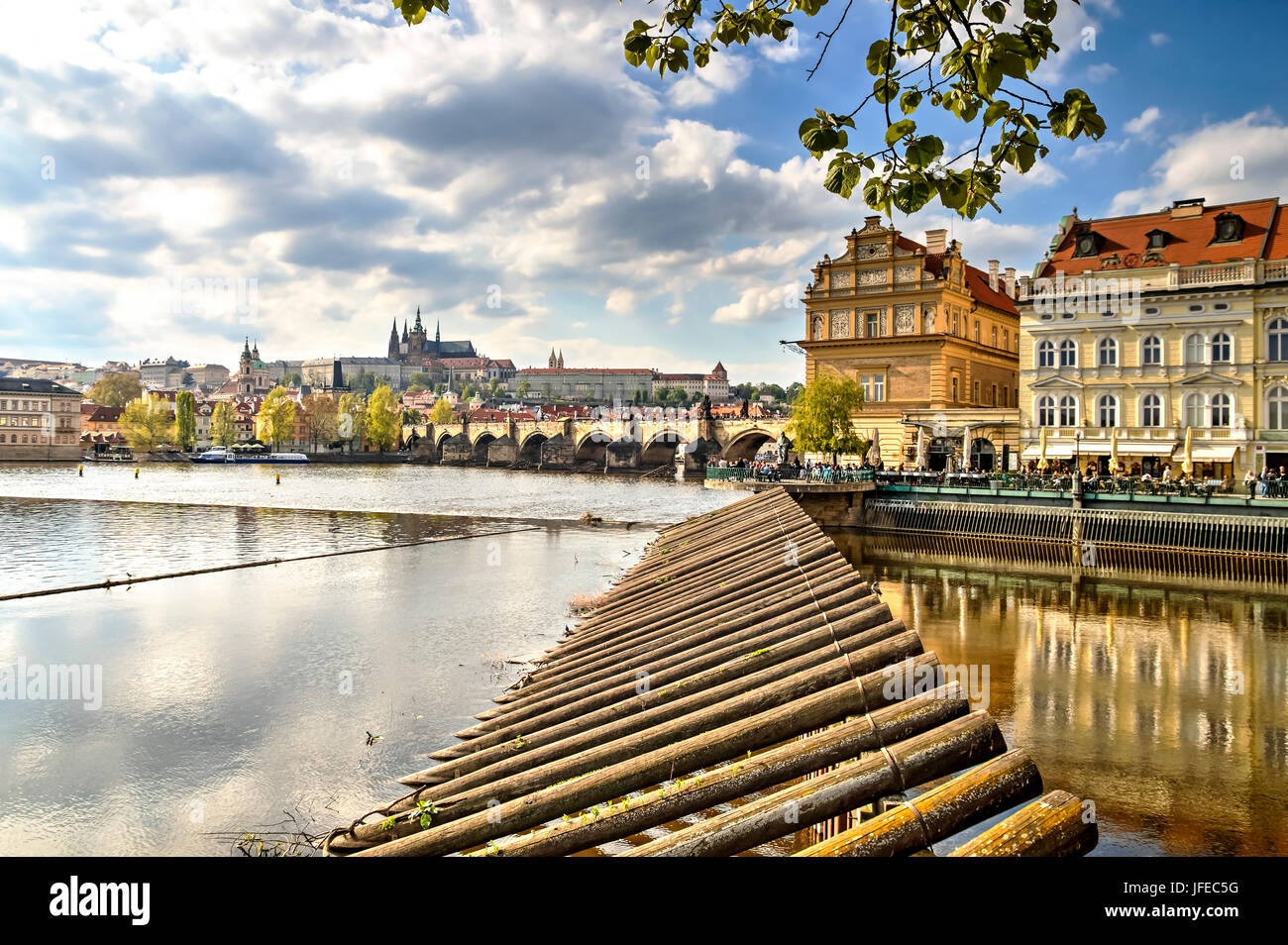 Charles Bridges über den Fluss Vitava in Prag, Tschechische Republik Stockfoto