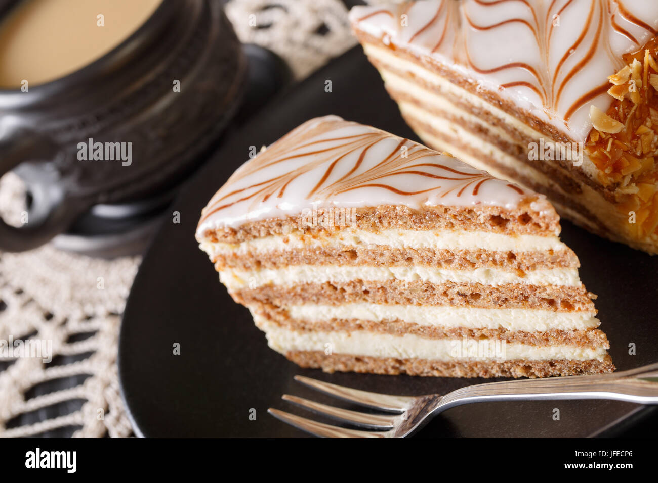 Leckere ungarische Esterhazy-Torte auf eine Platte und Kaffee Nahaufnahme  auf dem Tisch. vertikale Stockfotografie - Alamy