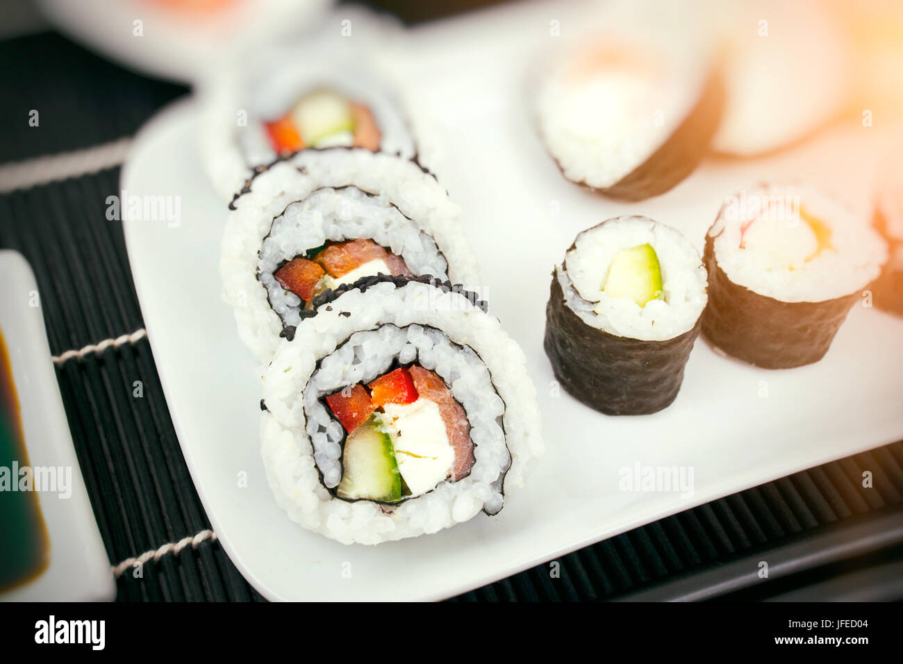 Hausgemachte Sushi auf Platte. Maki Sushi zum Selbermachen DIY-Konzept Stockfoto