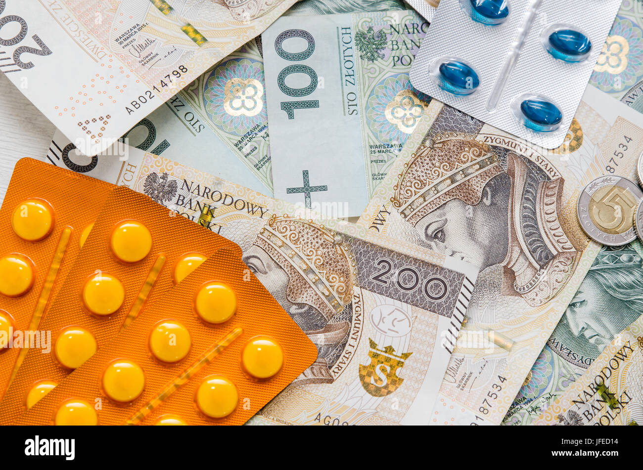 Pillen und polnische Zloty Rechnungen. Medizin Pillen Gesundheit Kosten polnische Zloty Pln Konzept Geld Stockfoto