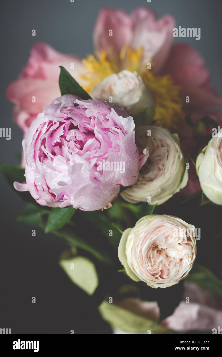 Pfingstrosen und Rosen-Bouquet. Shabby chic Pastell farbigen Hochzeit Bouquet. Nahaufnahme, selektiven Fokus Stockfoto