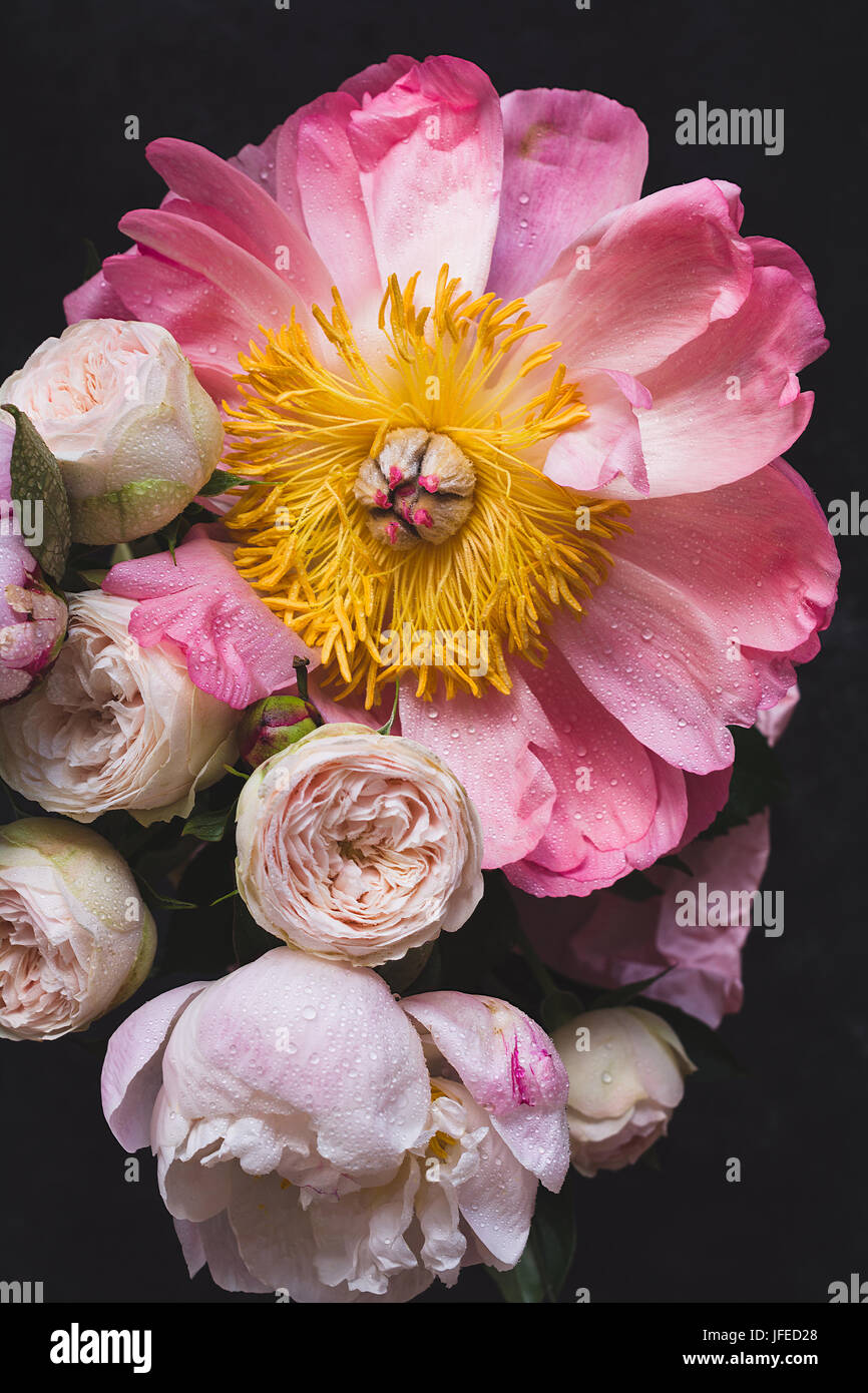 Pfingstrosen und Rosen-Bouquet. Shabby chic Pastell farbigen Hochzeit Bouquet. Nahaufnahme, selektiven Fokus Stockfoto