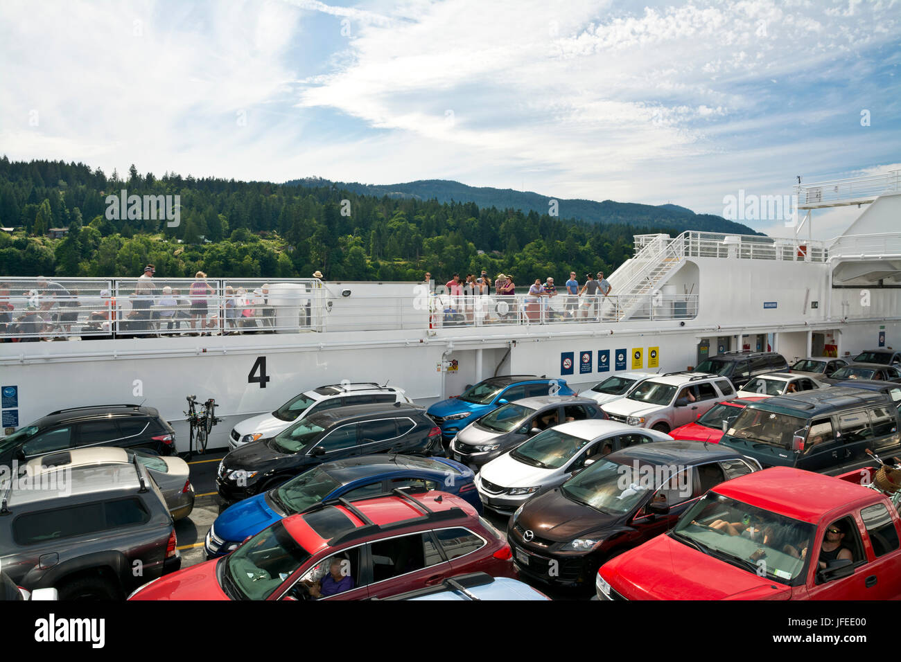 Fähre zwischen Salt Spring Island und Vancouver Island, mit Fahrzeuge und Passagiere an Deck. BC Ferries Schiff. Stockfoto