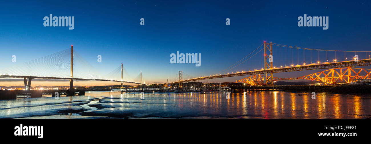 Alle drei Brücken über den Firth of Forth fotografiert in der Nacht. Stockfoto