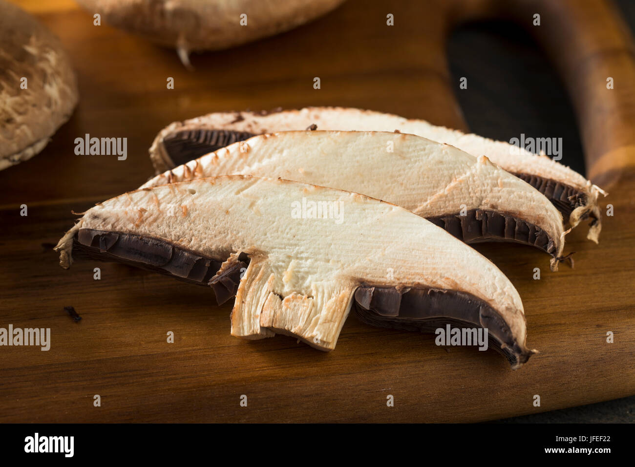 Gesunde Bio roh Portobello Mushroom Kappen verzehrfertige Stockfoto