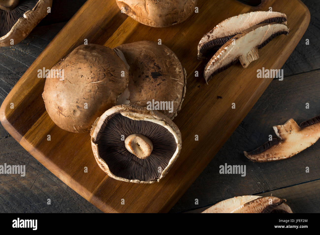 Gesunde Bio roh Portobello Mushroom Kappen verzehrfertige Stockfoto