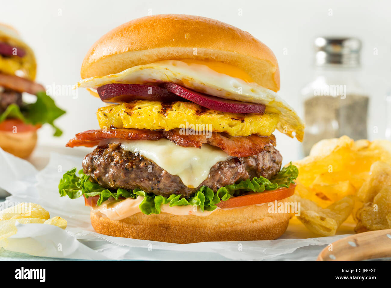 Hausgemachte Aussie Ananas und Rüben Cheeseburger mit Ei und Speck Stockfoto