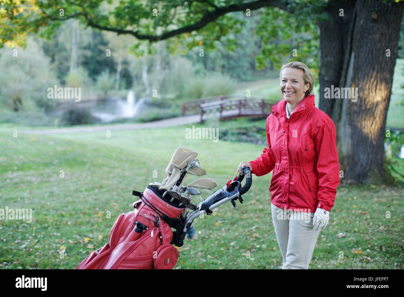 Frau auf Golfplatz, 40-45 Jahre, Stockfoto