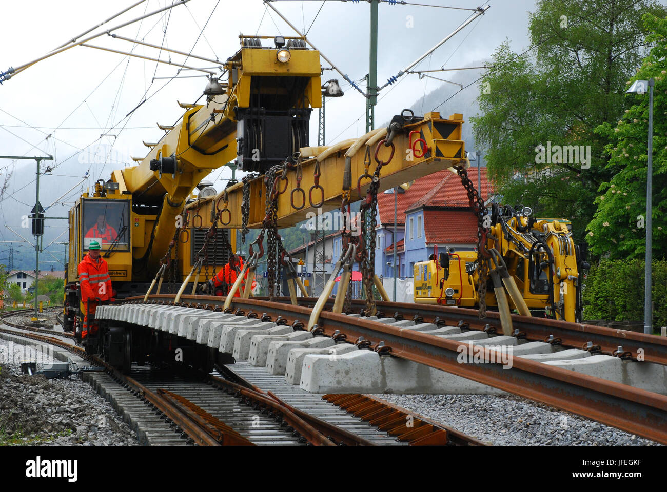 Die Deutschen Bahn zu verfolgen, Bau, Eisenbahner, Eisenbahner, Last Kran Schiene Transfer Stockfoto