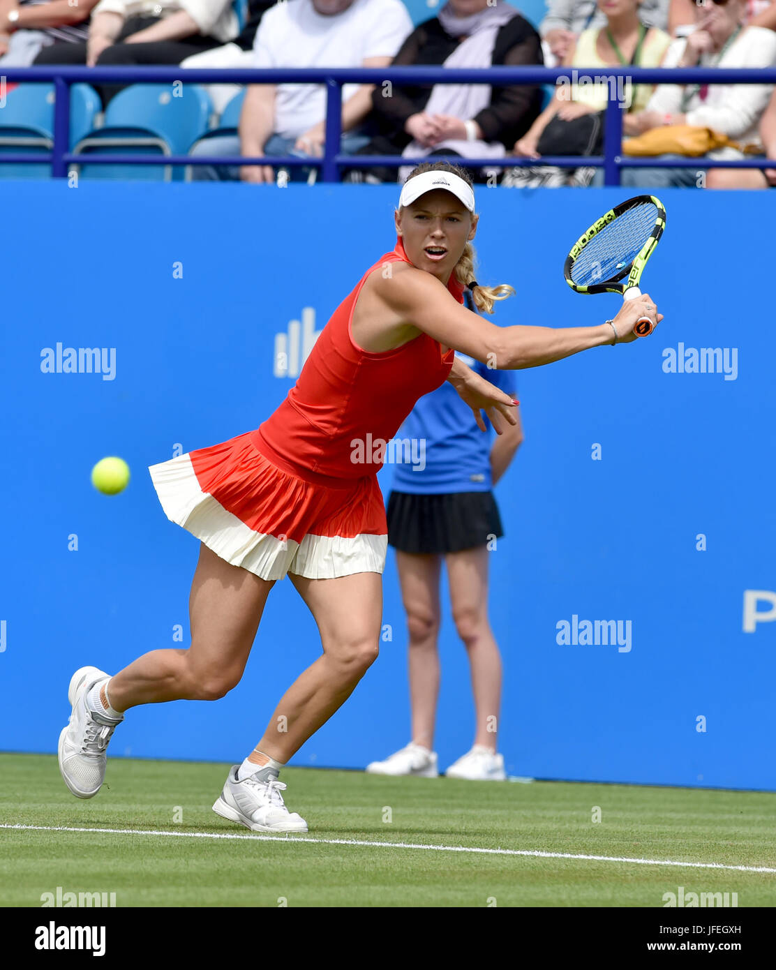 Caroline Wozniacki aus Dänemark in Aktion gegen Heather Watson während der Aegon International Eastbourne-Tennis-Turnier in Devonshire Park Eastbourne Sussex UK. 30. Juni 2017 Stockfoto