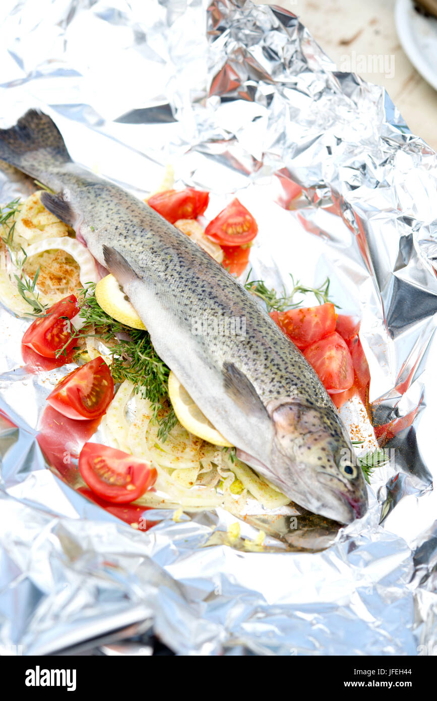 Vorbereitung der Forelle, Fenchel, gehackt, Tomaten, Kräuter, Stockfoto