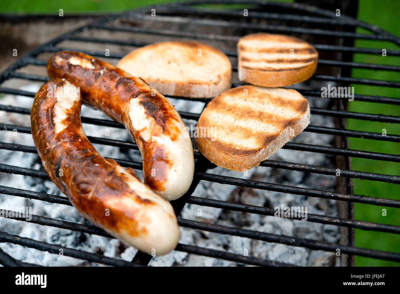 Kalb Wurst mit Ciabatta-Brot vom grill Stockfotografie - Alamy