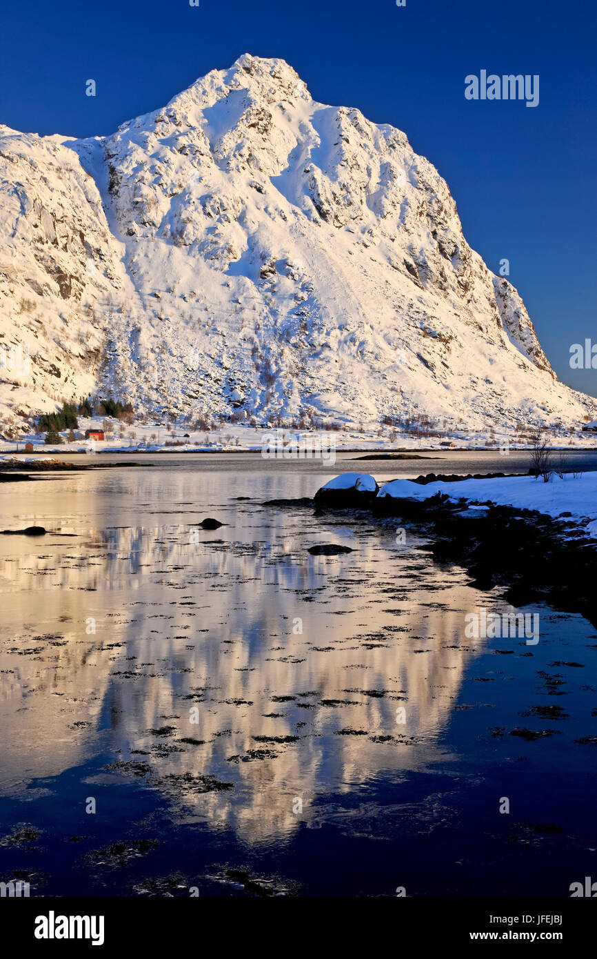 Norwegen, Fjord, Küste im Osten der Insel Stockfoto