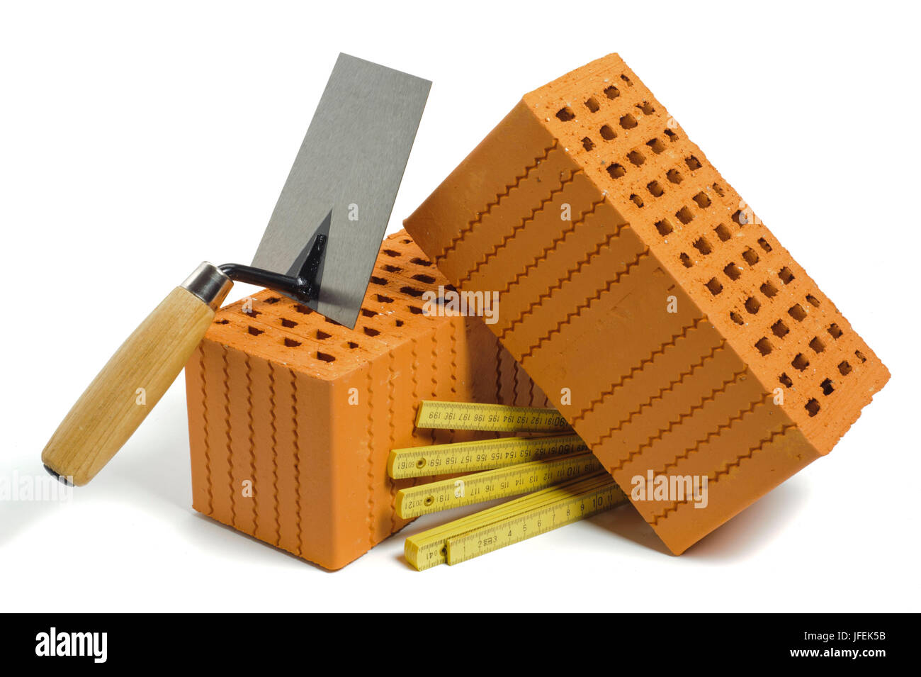 Rote Ziegel und Werkzeuge für den Bau eines Hauses Stockfoto