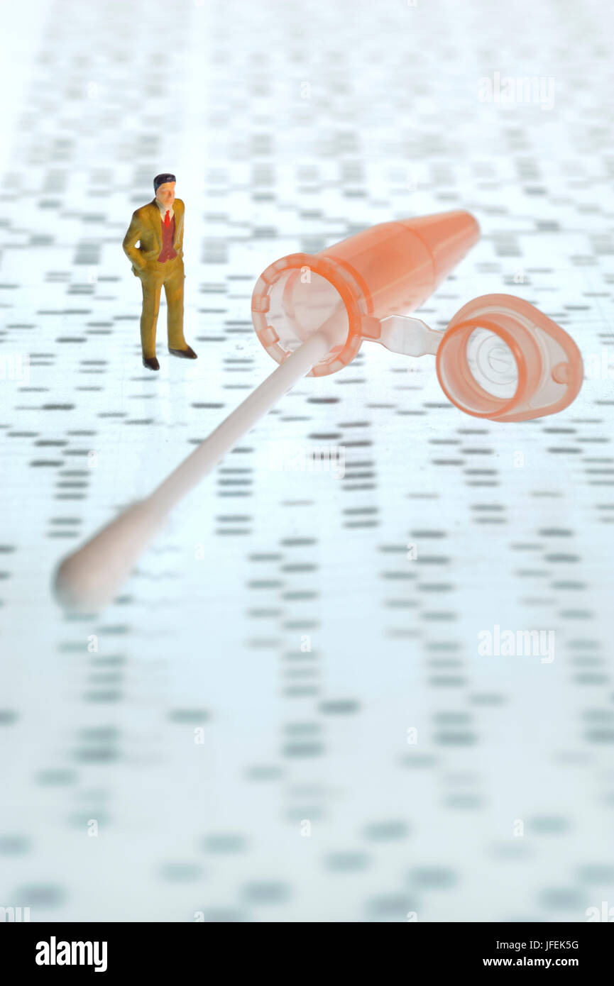 Modell Figur, DNA-Sequenz Gel mit Speichel-Probe als Symbol für genetische Fingerabdruck Stockfoto