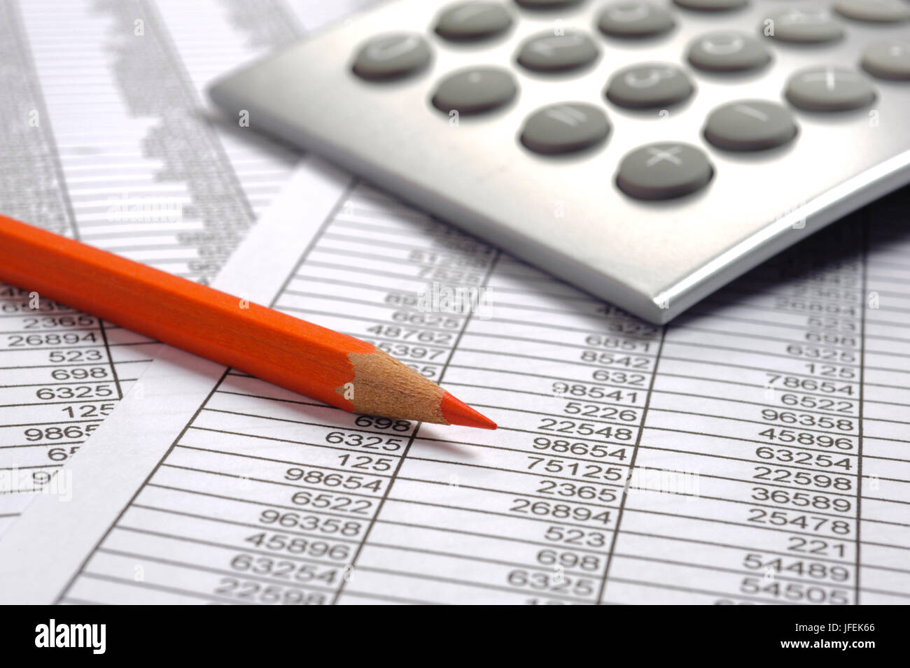 Finanzen, Berechnung mit rotem Stift und computer Stockfoto