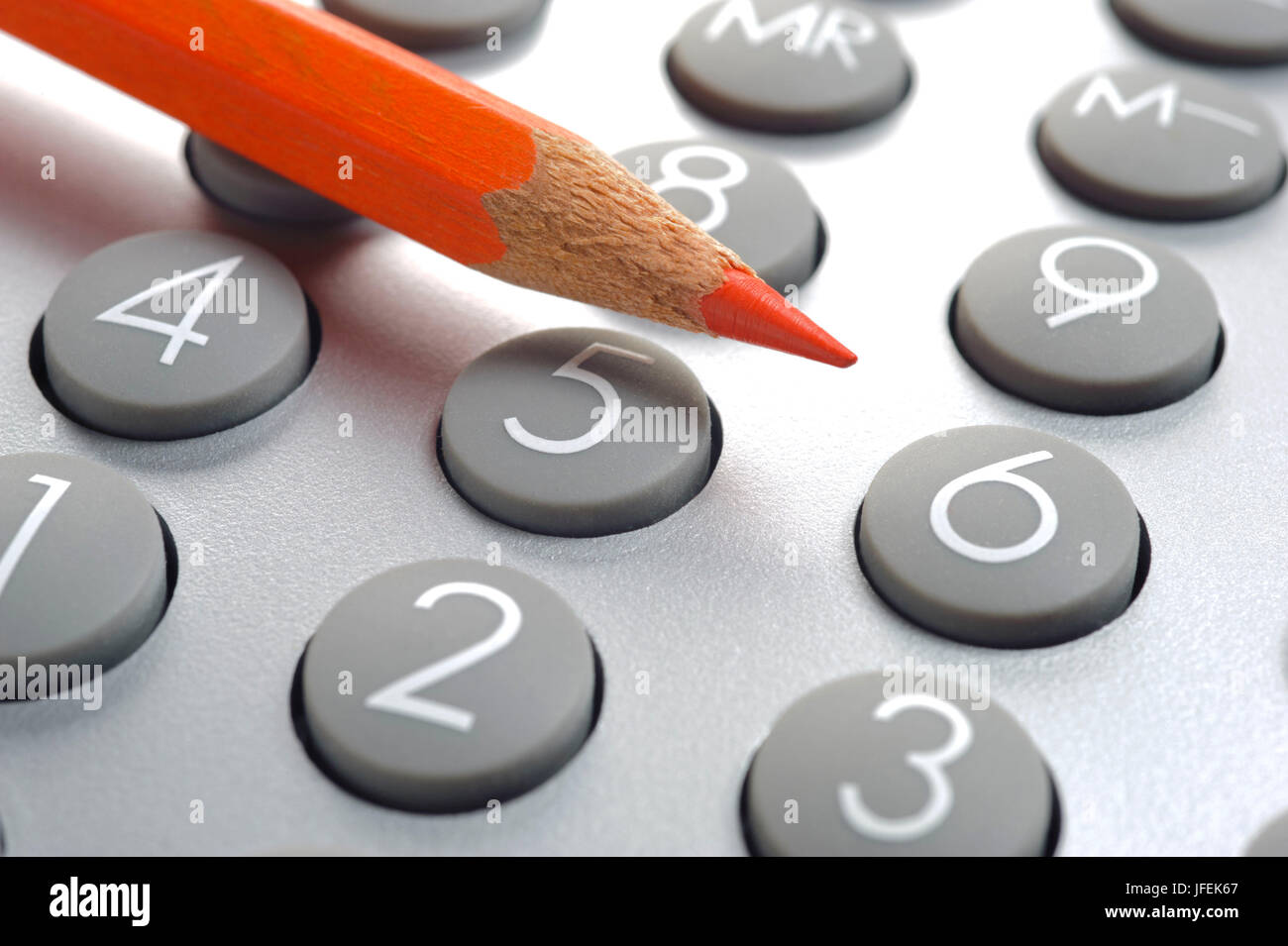 Roten Stift auf elektronische Rechner als Symbol für Einsparungen Stockfoto