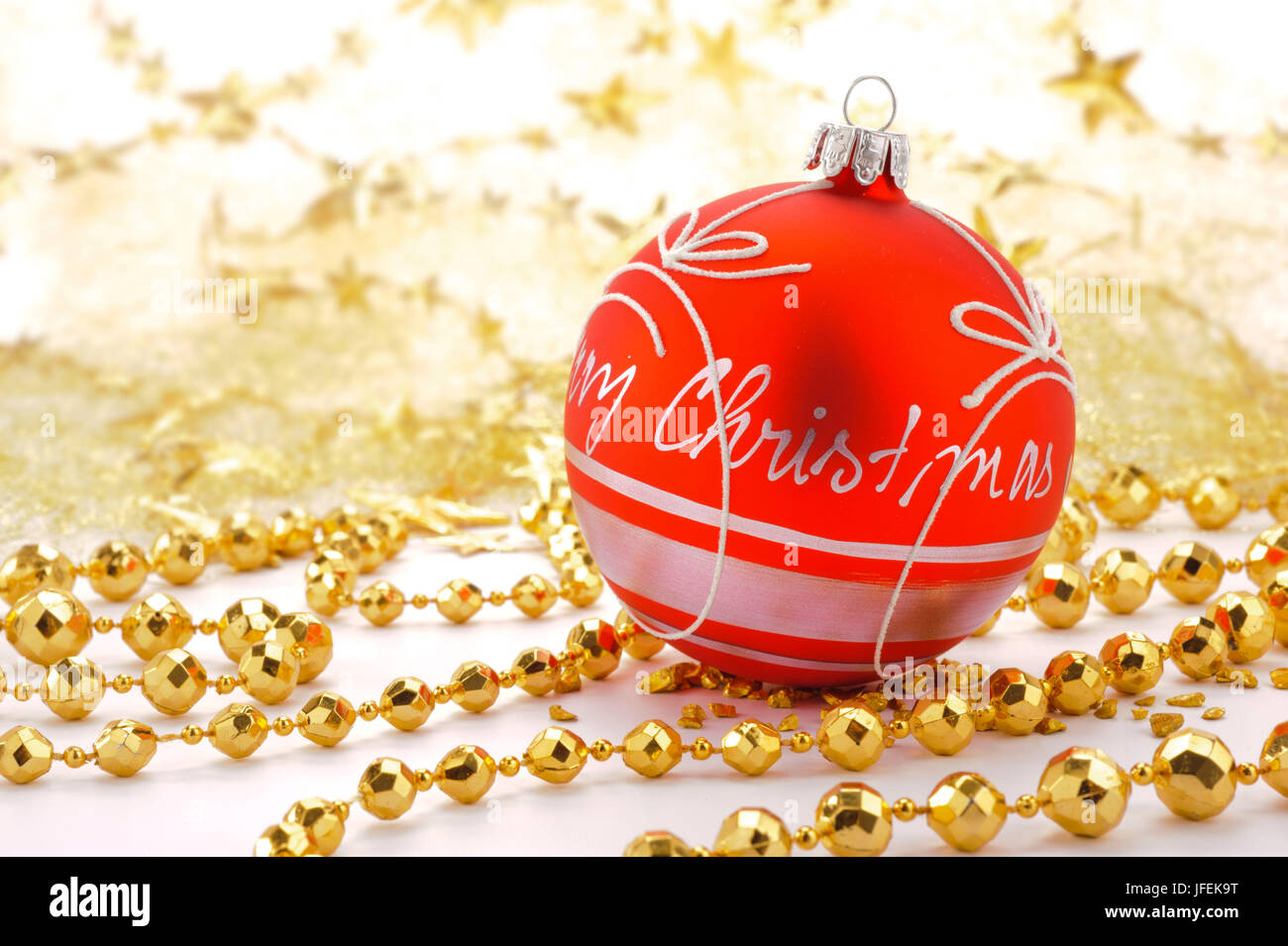 Baum rot Weihnachtskugel und goldenen Perlen Ketten als Weihnachtsdekoration Stockfoto