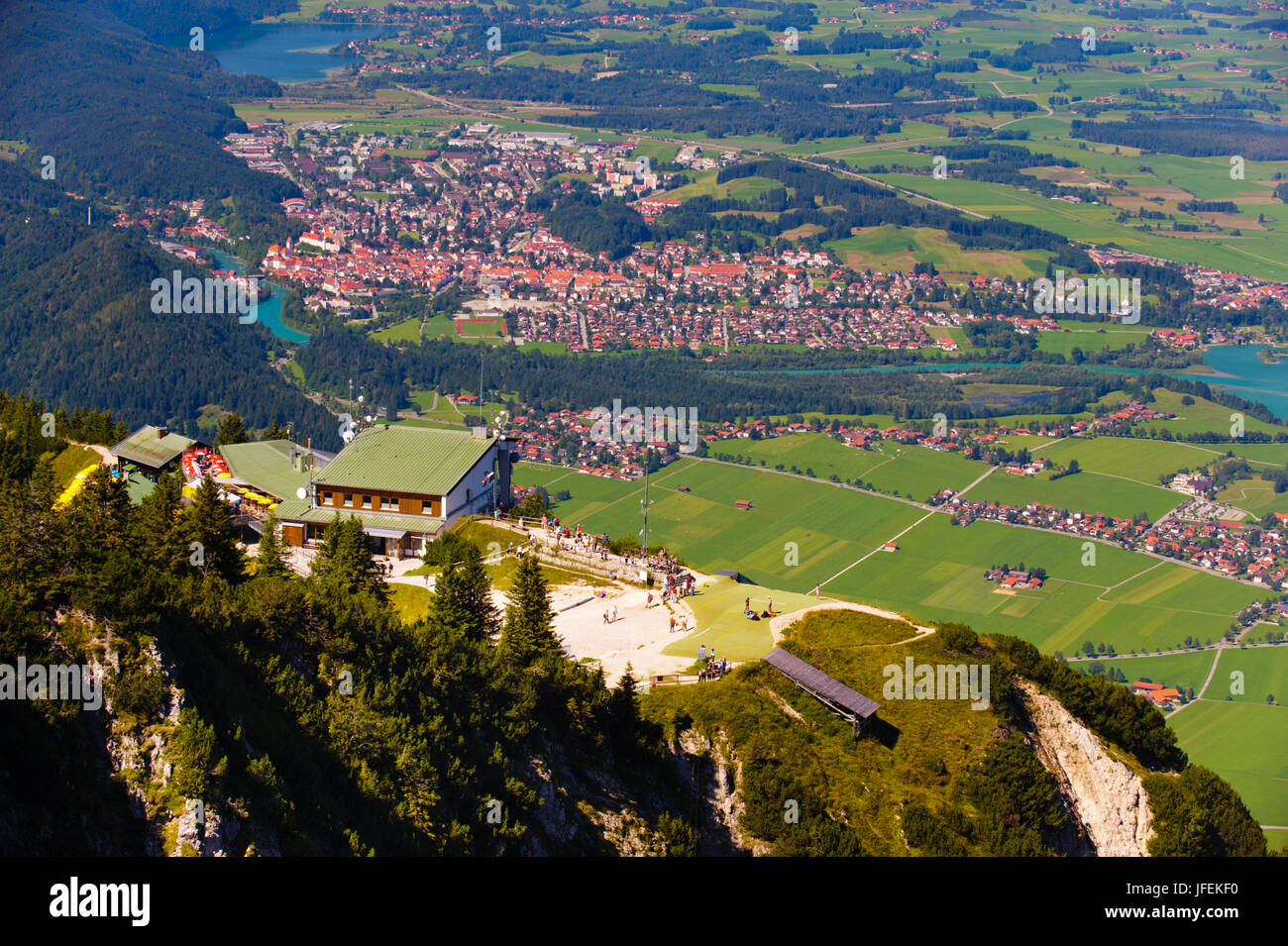 Obere Klemme Tegelbergbahn mit Start Square für Gleitschirm-Ebene über die Stadt zu Füssen in Lech im Allgäu Stockfoto