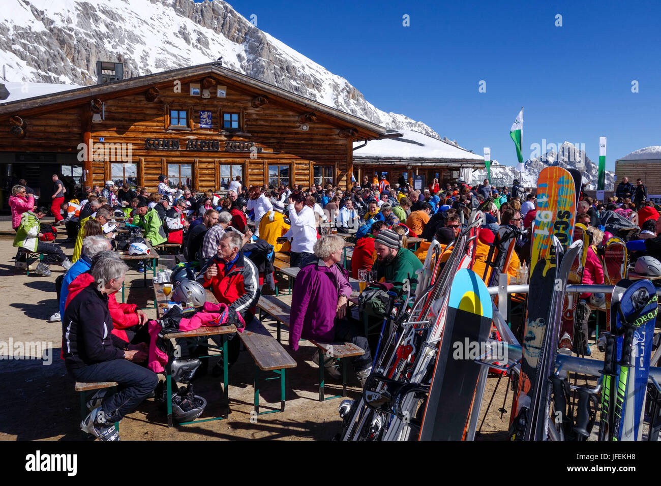 Sonnen Sie sich Alpine Bergrestaurant auf dem Zugspitzplatt, Zugspitze, Wettersteingebirge, Werdenfels, Upper Bavaria, Bavaria, Germany, Europa Stockfoto